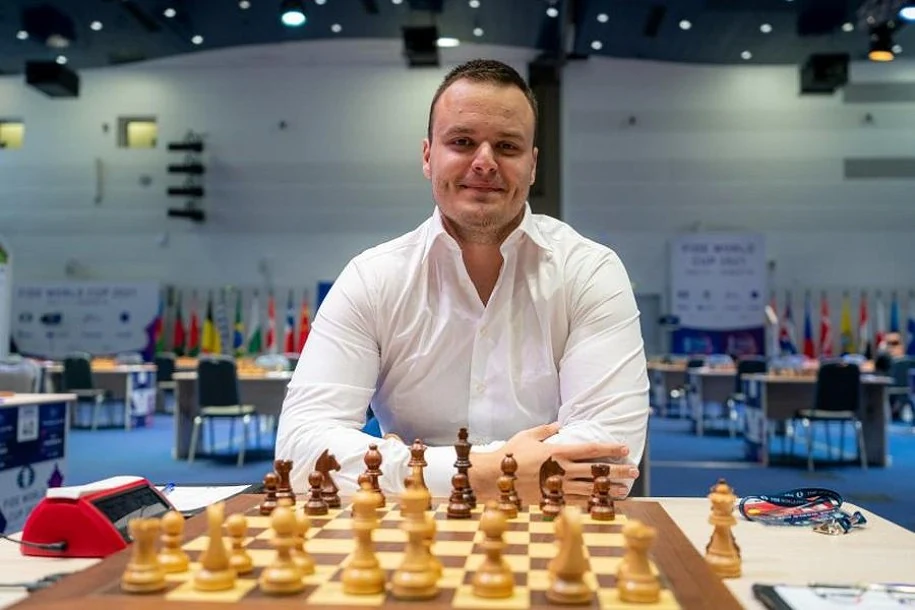 Aleksandar Inđić za šahovskom tablom.