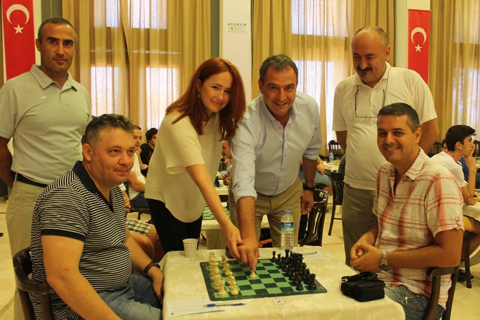 Ceremonial first move at the tournament in Ayvalik 2016, with Petar Benković at the board.