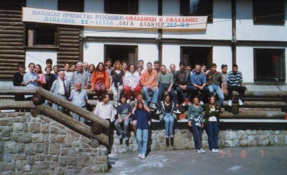 Group photograph from the Yugoslav Youth Chess Championship for boys and girls, Kopaonik 1995, in front of Hotel Olga Dedijer.