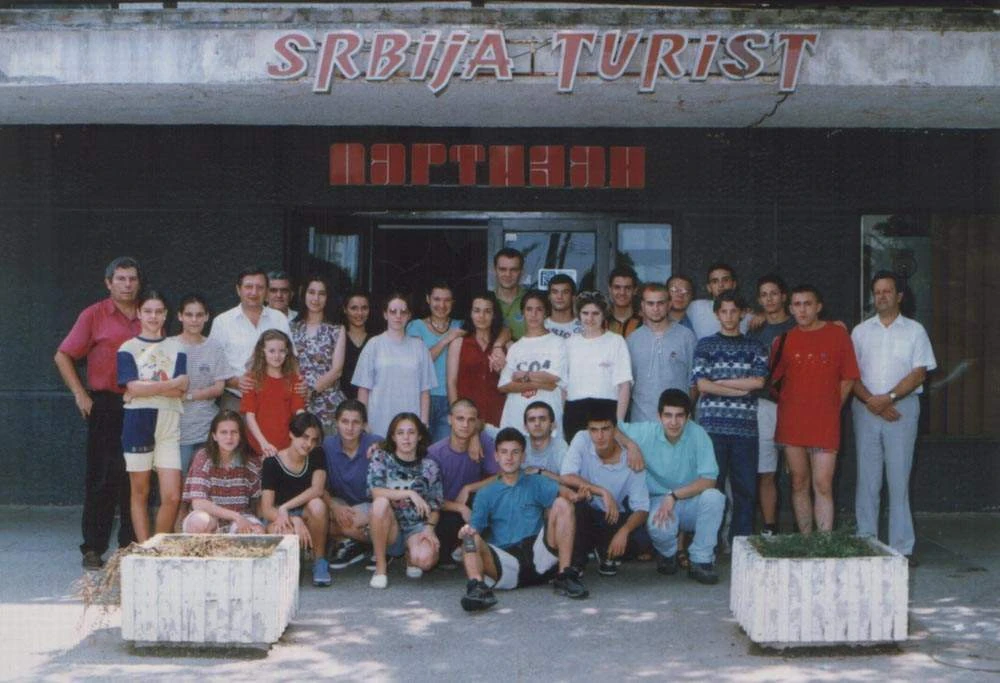 Group photograph of the boys and girls in front of the hotel in Niška Banja 1996.