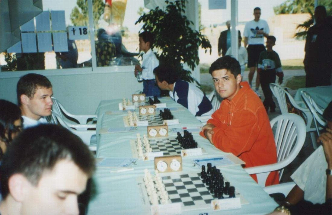 Petar Benković at the chessboard in Oropesa del Mar 1998.