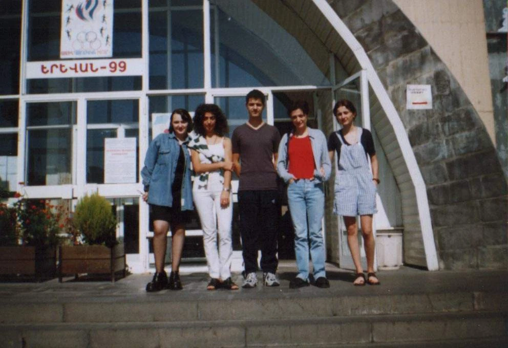 Petar Benković with four Georgian women chess players in front of the Erebuni Hotel in Yerevan 1999.