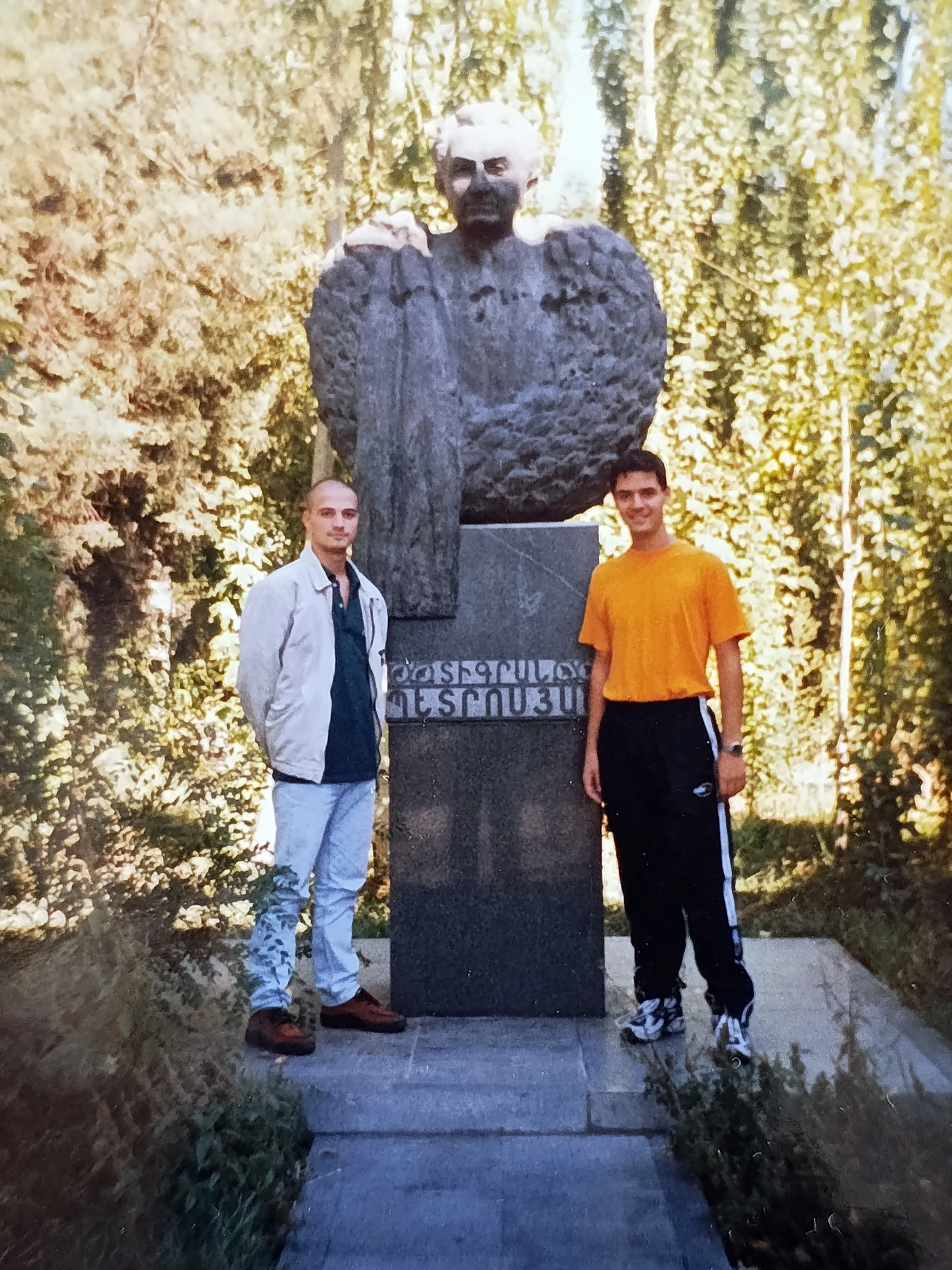 Bojan Vučković and Petar Benković in front of the Tigran Petrosian monument in Yerevan 1999.