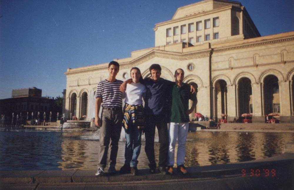 Petar Benković, Matej Guid, Bojan Vučković i Sahakyan Nona na Trgu republike u Jerevanu 1999.